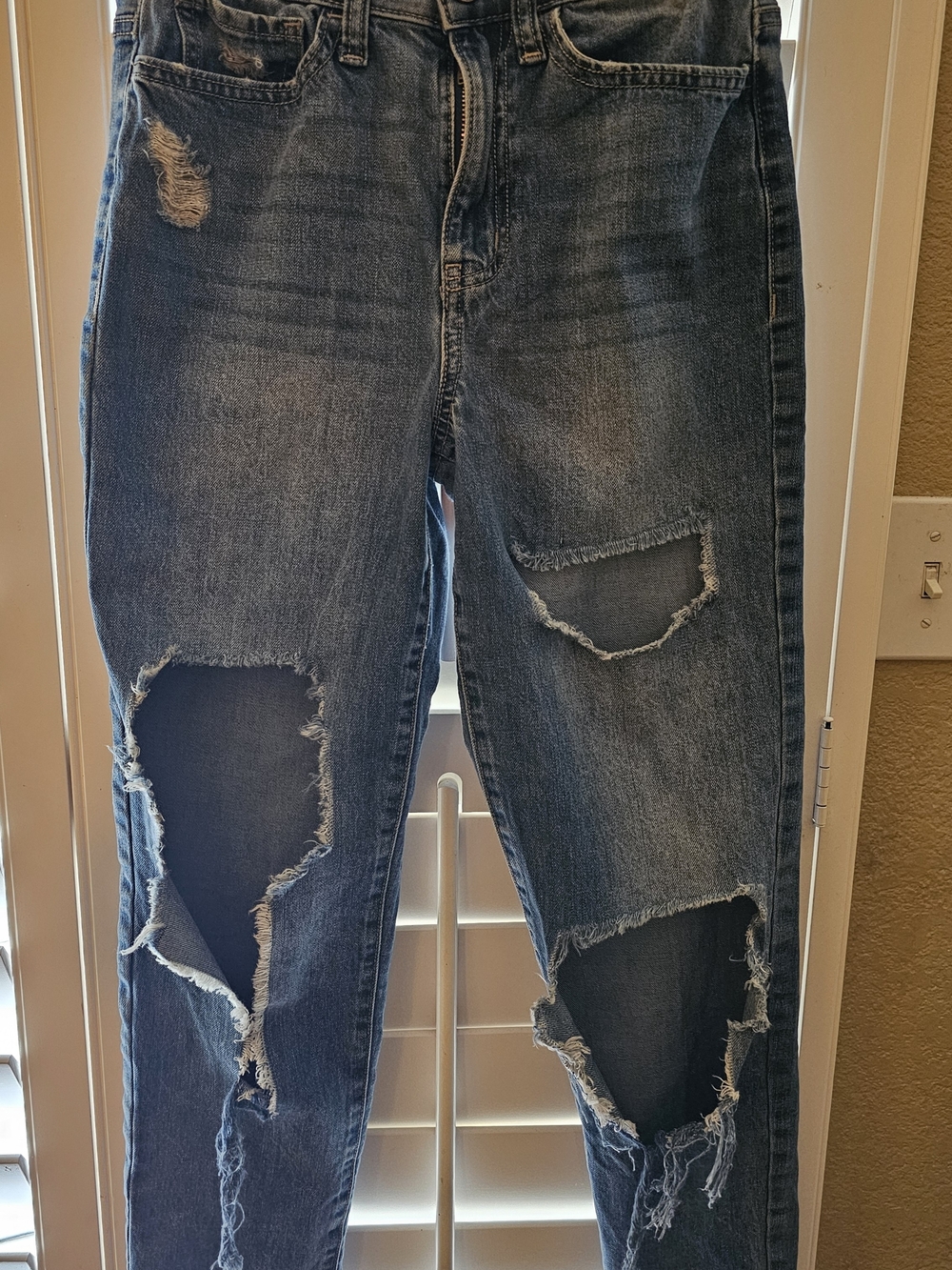 SO Jeans High Rise Mom Jeans Distressed Ripped Denim Light Wash Size 1/25